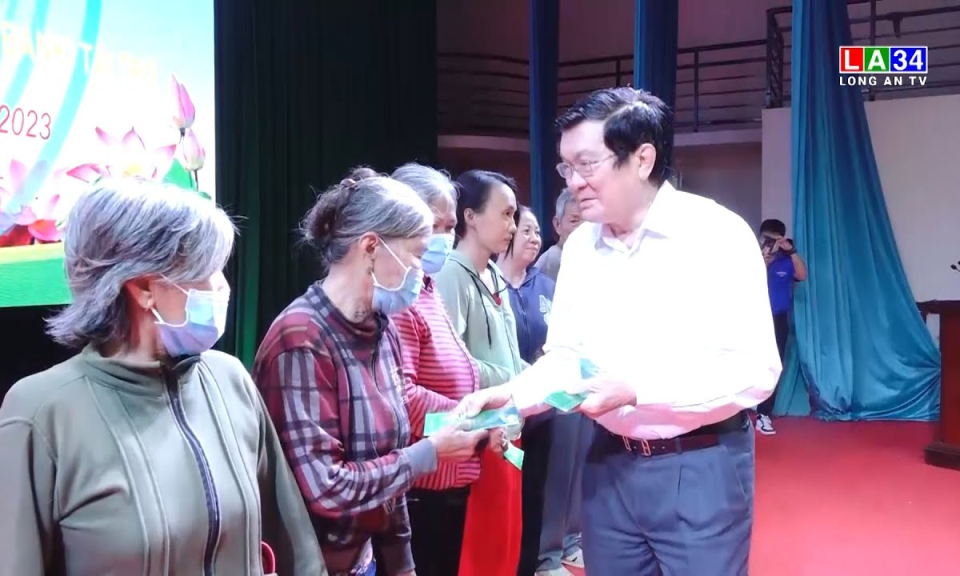 Nguyên Chủ tịch nước - Trương Tấn Sang thăm, tặng quà Tết tại Đức Hòa