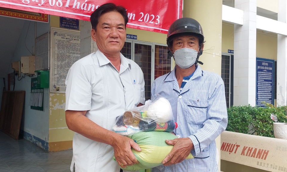 HĐND Phường 3, thành phố Tân An tặng quà Tết cho hộ cận nghèo tại thị trấn Tân Hưng