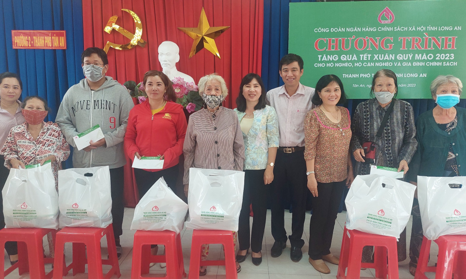 Ngân hàng Chính sách xã hội tỉnh trao quà cho người nghèo và gia đình chính sách tại TP Tân An