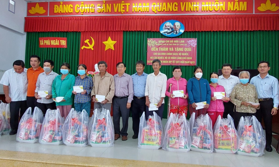 Ông Đỗ Hữu Lâm chúc Tết và tặng quà  gia đình chính sách, hộ nghèo xã Phú Ngãi Trị, xã An Lục Long.
