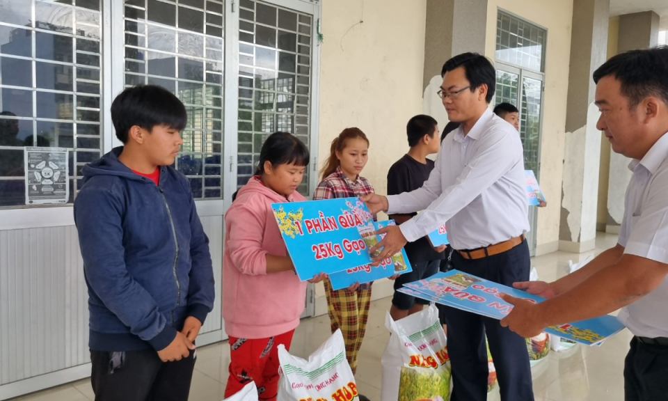 Phòng Giáo dục và Đào tạo thành phố Tân An tặng quà Tết cho học sinh lớp học tình thương