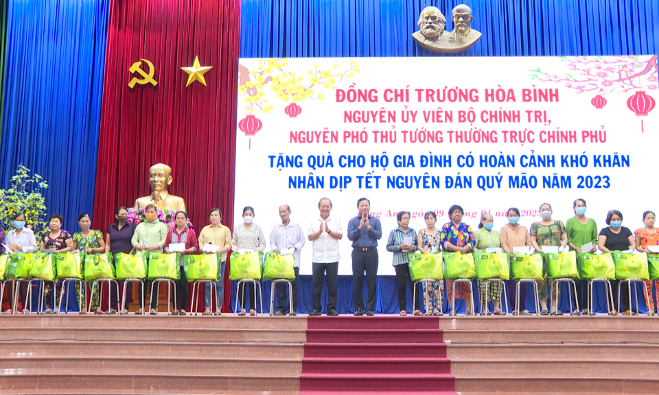 Nguyên Phó Thủ tướng Thường trực Chính phủ – Trương Hòa Bình trao quà Tết