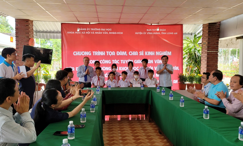 Vĩnh Hưng: Trường Đại học Khoa học Xã hội và Nhân văn Thành phố Hồ Chí Minh trao 10 suất học bổng 