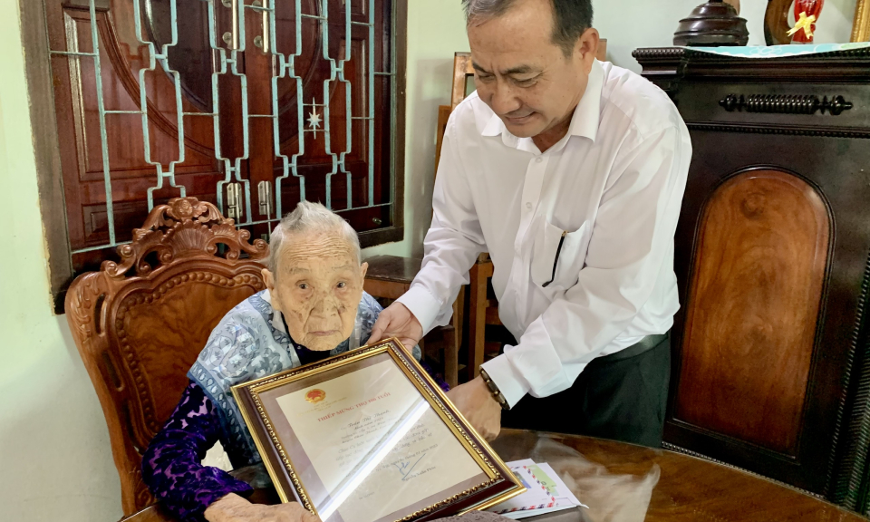 Chủ tịch UBND huyện Châu Thành thăm, chúc thọ cụ tròn 100 tuổi