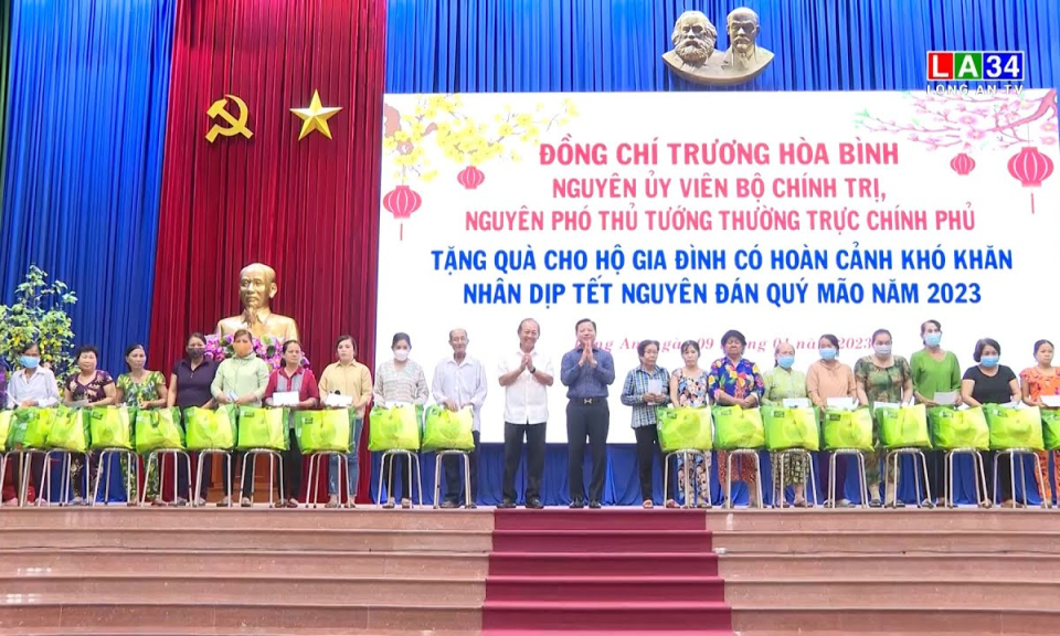 Nguyên Phó Thủ tướng Thường trực Chính phủ - Trương Hòa Bình tặng quà tại Long An