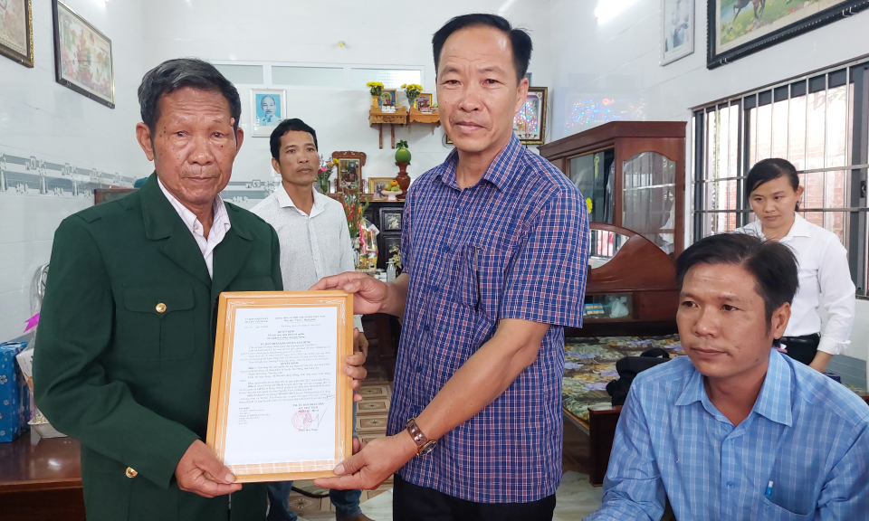 Tân Hưng trao tặng nhà tình nghĩa cho người có công với cách mạng nhân dịp Tết