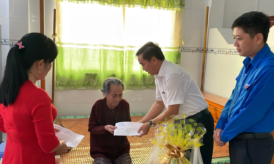 Tân Hưng: Sở Tài chính Long An chúc Tết Mẹ VNAH Nguyễn Thị Nâu ở xã Vĩnh Châu B