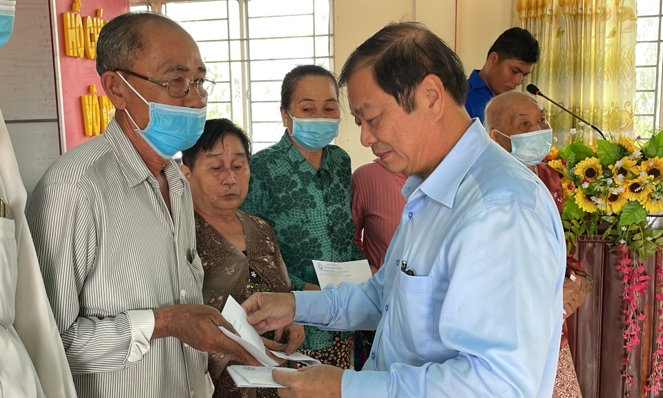Tân Hưng: 100 phần quà Tết đến với hộ nghèo thị trấn Tân Hưng và xã Hưng Thạnh