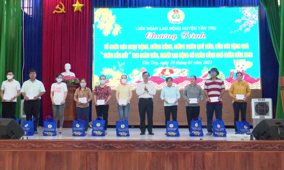 Liên đoàn Lao động huyện Tân Trụ tặng quà công đoàn viên, người lao động hoàn cảnh khó khăn