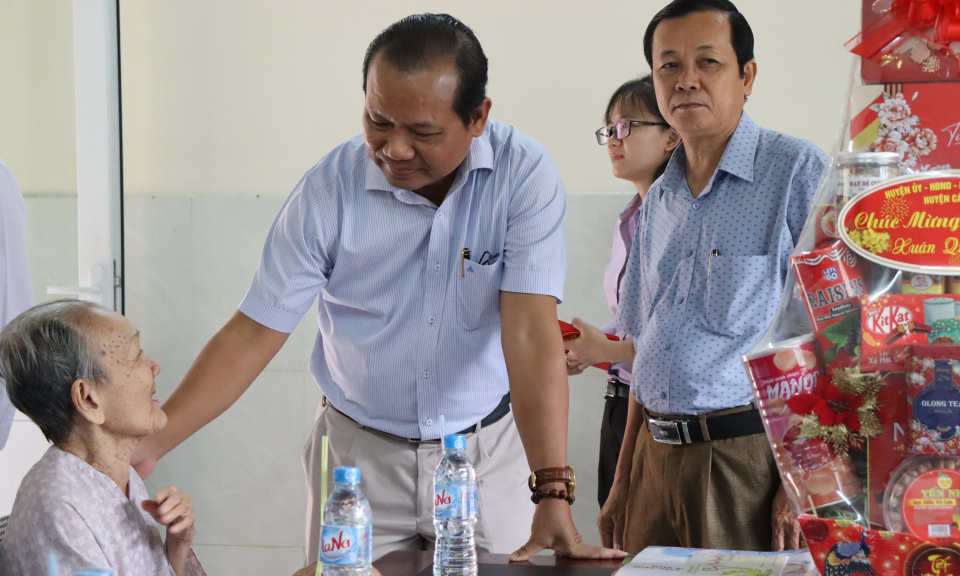 Bí thư Huyện ủy Cần Giuộc - Trương Thanh Liêm tặng quà Tết trẻ em mồ côi và người già neo đơn