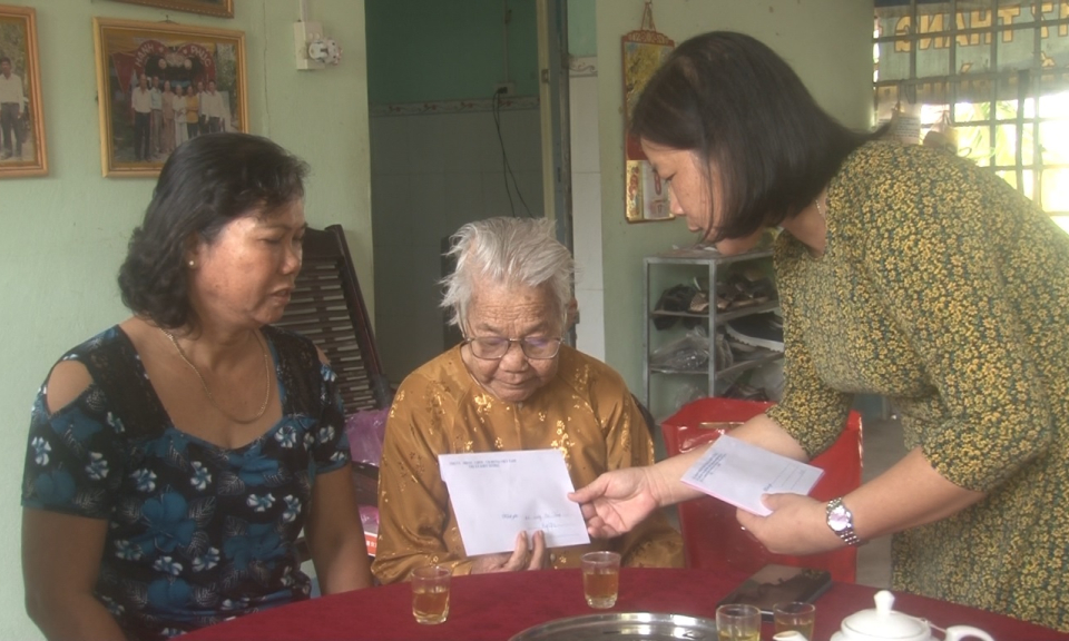 Lãnh đạo thị xã Kiến Tường thăm và chúc thọ các cụ tròn 90 và 100 tuổi.