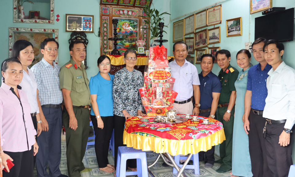 Bí thư Huyện ủy Cần Giuộc - Trương Thanh Liêm chúc Tết Mẹ Việt Nam anh hùng, Anh hùng lực lượng vũ trang Nhân dân