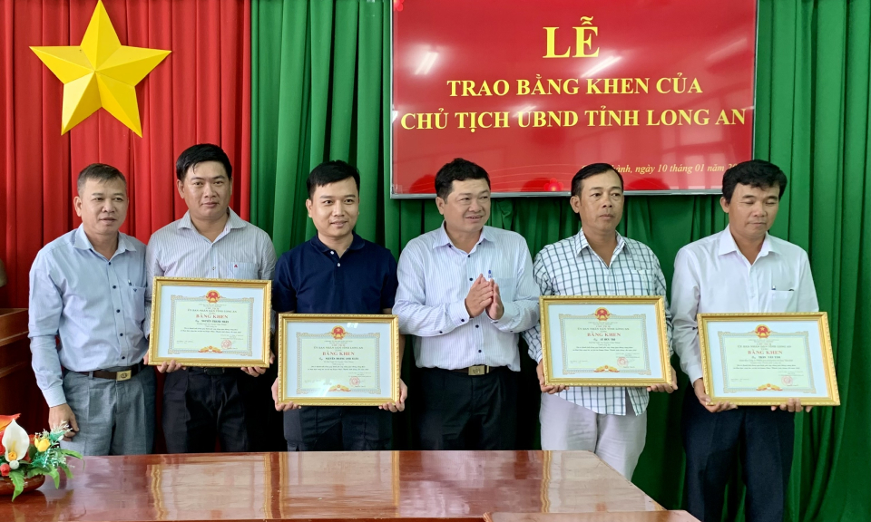  Xã Phú Ngãi Trị, huyện Châu Thành tổ chức trao Bằng khen của Chủ tịch UBND tỉnh cho các cá nhân có thành tích