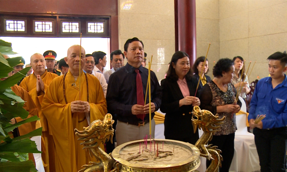 Tưởng niệm các Anh hùng Liệt sĩ tại Nghĩa trang Liệt sĩ tỉnh