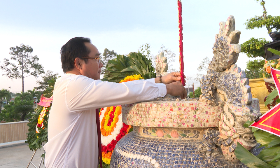 Đoàn dân quân chính Đảng tỉnh Long An viếng Nghĩa trang liệt sĩ
