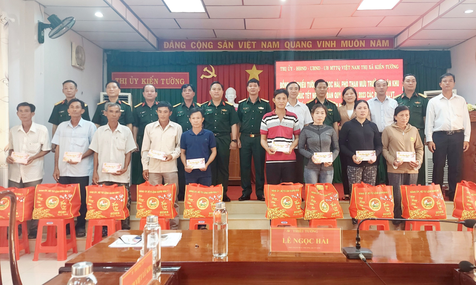 Bộ Tư lệnh Quân khu 7 chúc Tết tại các huyện biên giới tỉnh Long An