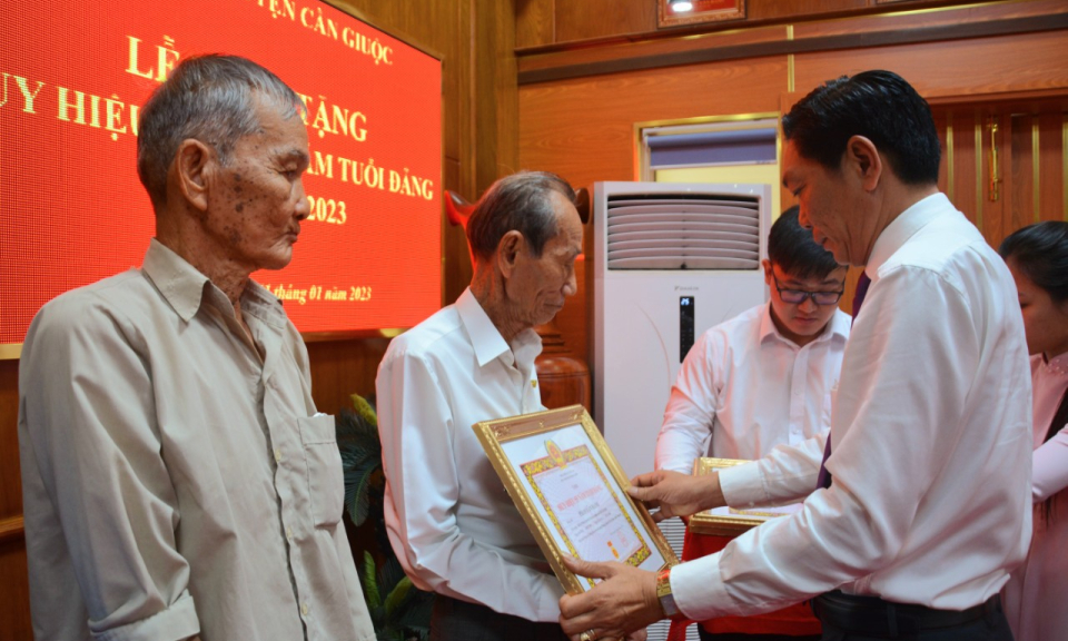 Cần Giuộc trao Huy hiệu Đảng đợt 3/2 cho đảng viên cao niên