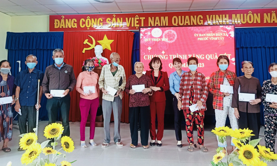 Cần Giuộc: Quỹ Thiện Tâm tập đoàn VinGroup tặng 250 phần quà Tết cho hộ nghèo, hộ khó khăn