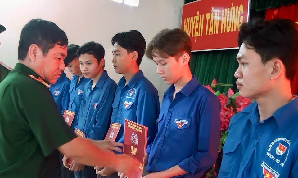 Tân Hưng: Trao lệnh gọi công dân nhập ngũ 