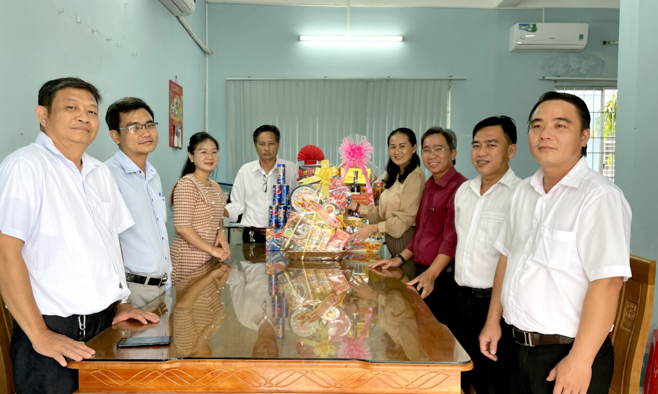 Đài Phát thanh và Truyền hình Long An chúc tết tại huyện Tân Hưng