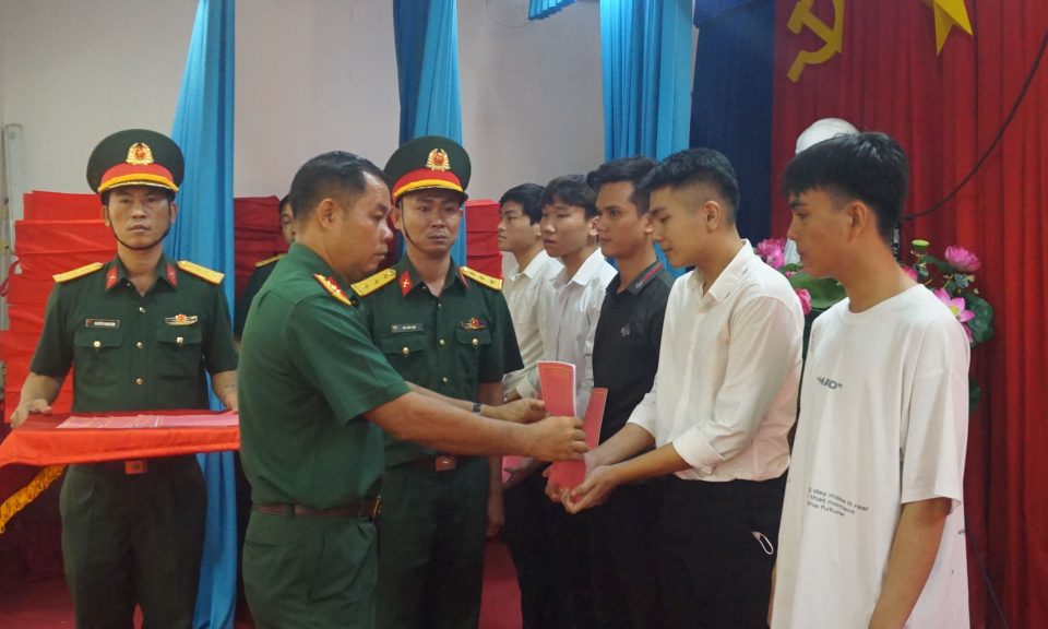 Bến Lức trao lệnh gọi nhập ngũ cho công dân năm 2023