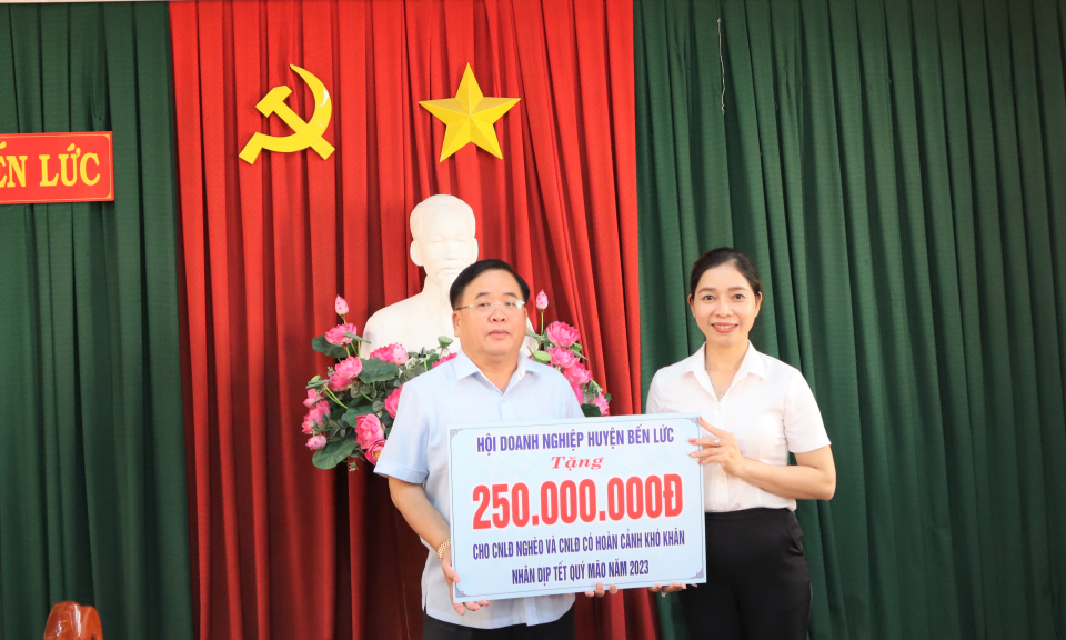 Hội Doanh nghiệp huyện Bến Lức trao tặng 250 triệu đồng chăm lo Tết cho công nhân lao động