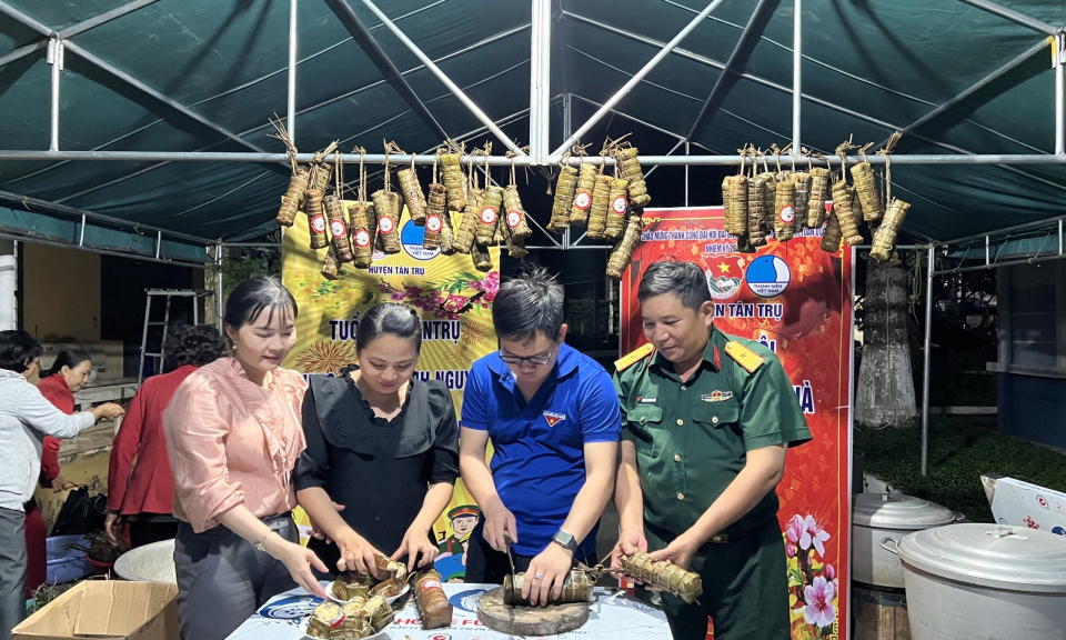 Tân Trụ tổ chức chương trình " Tết Quân - Dân"