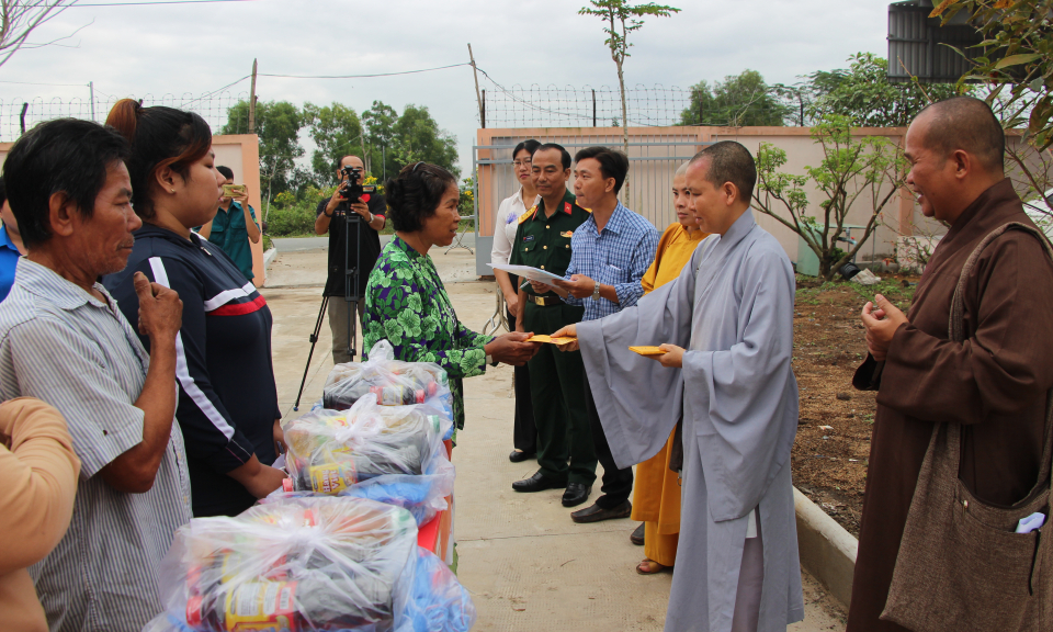 Thủ Thừa  tổ chức hoạt động Tết Quân - Dân