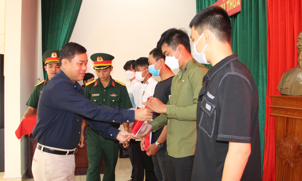 Thủ Thừa trao lệnh gọi công dân nhập ngũ 