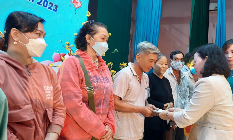 Thạnh Hóa trao quà Tết cho những hộ gia đình có hoàn cảnh khó khăn
