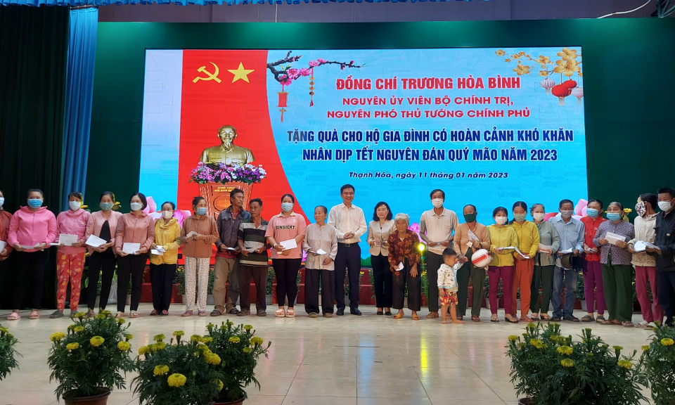 Nguyên Phó Thủ tướng Thường trực Chính phủ - Trương Hòa Bình tặng quà Tết tại Thạnh Hóa