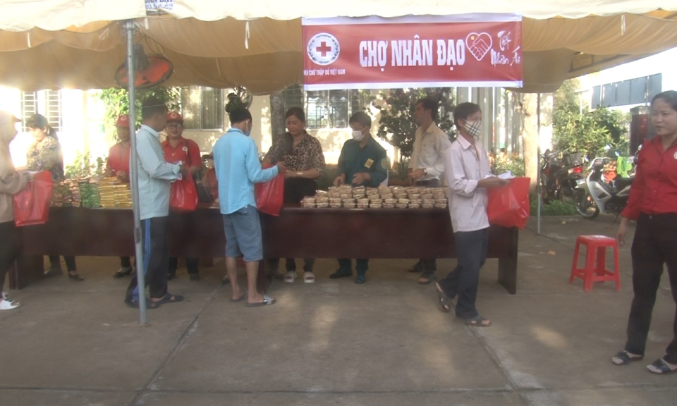 Kiến Tường: Chợ Nhân đạo Xuân Quý Mão 2023 cho 200 đối tượng chính sách, hộ nghèo.