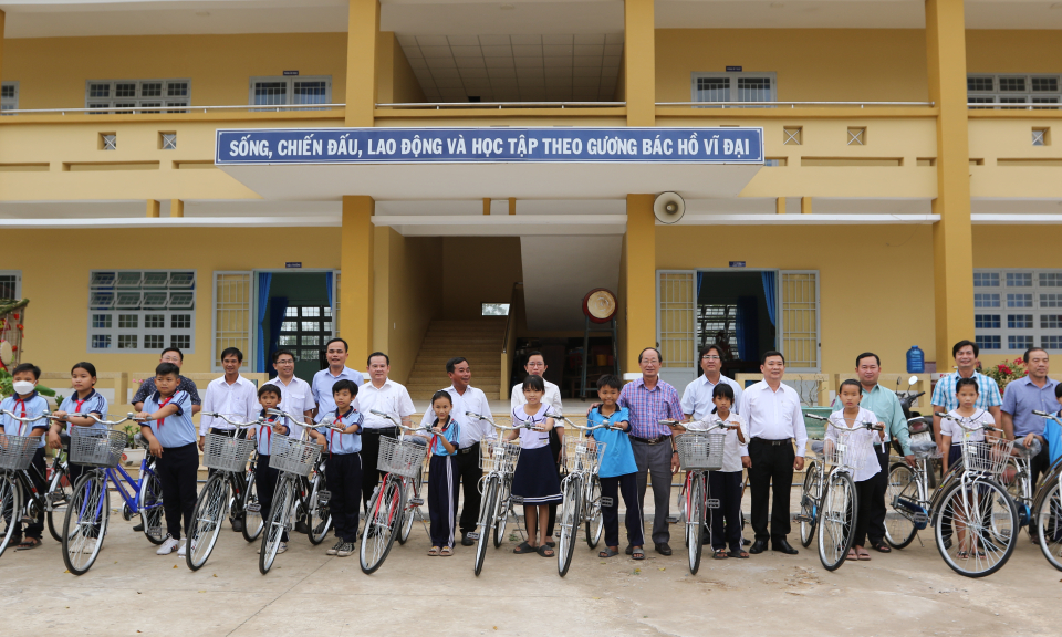Sở Tư pháp tỉnh Long An trao xe đạp cho học sinh học giỏi tại Đức Huệ
