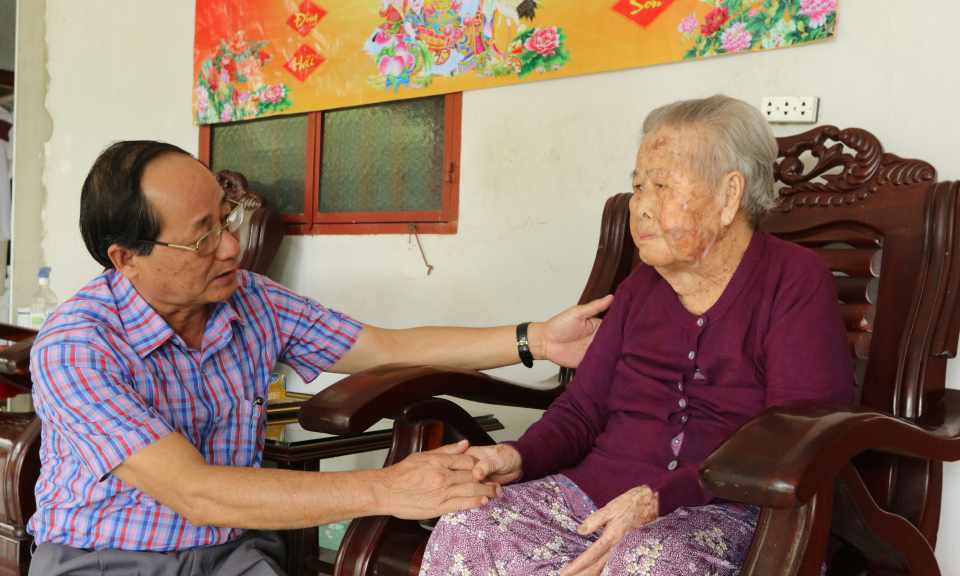 Phó Chủ tịch UBND huyện Đức Huệ mừng thọ người cao tuổi tròn 100 tuổi