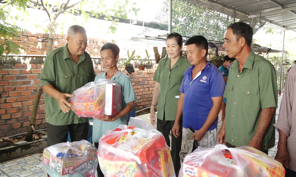 CLB Công an hưu trí huyện Đức Hòa trao 500 phần quà Tết cho hộ khó khăn