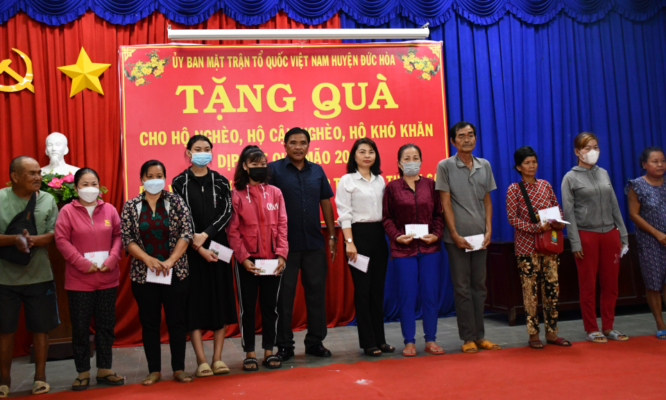 Đức Hòa trao tặng 100 phần quà Tết cho hộ nghèo, hộ cận nghèo, hộ khó khăn