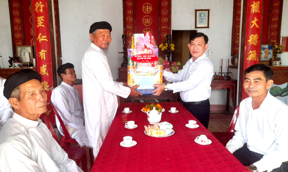 Lãnh đạo huyện Tân Thạnh thăm và chúc mừng các cơ sở thờ tự, tôn giáo 