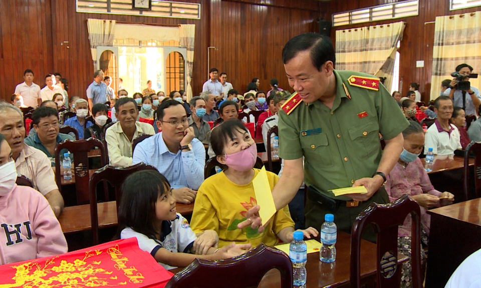 Trung tướng Lê Tấn Tới tặng quà gia đình chính sách, khó khăn tại Long An