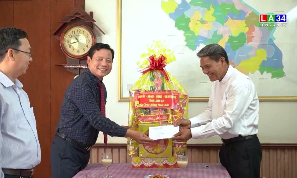 Lãnh đạo tỉnh chúc Tết Giáo xứ Tân An