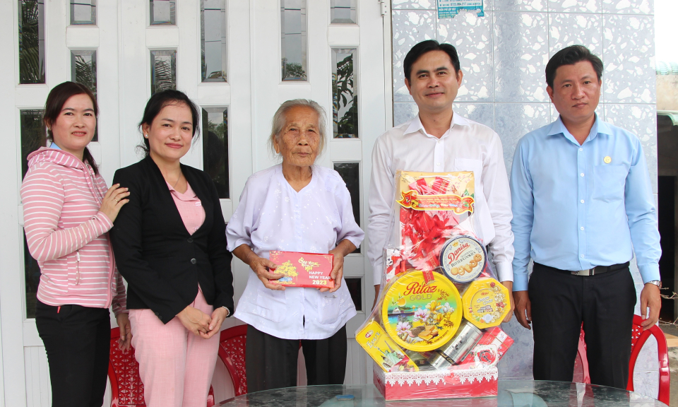 Bí thư Huyện ủy Thủ Thừa thăm tặng quà Mẹ Việt Nam anh hùng