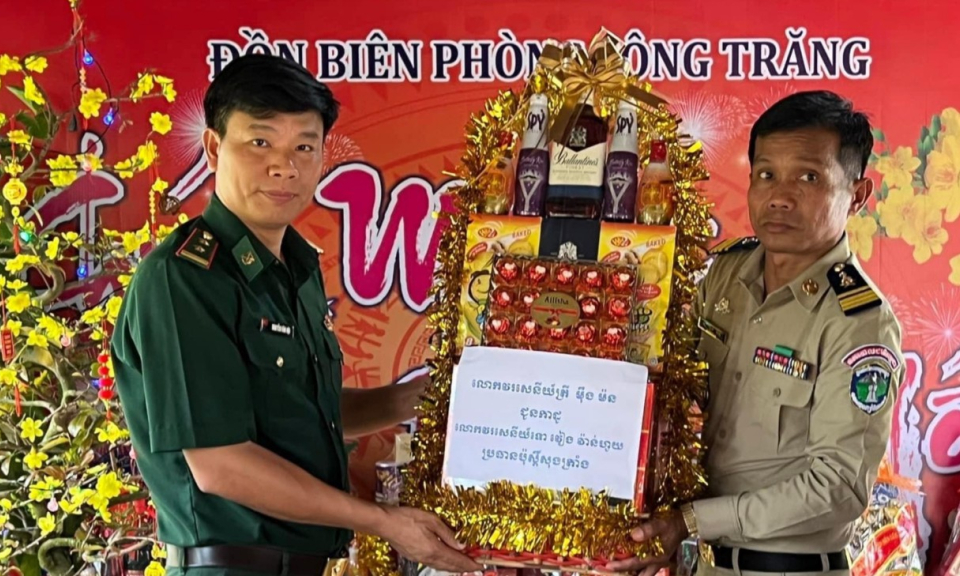 Đồn biên giới Svay Angong chúc Tết cổ truyền Việt Nam tại Đồn Biên phòng Sông Trăng