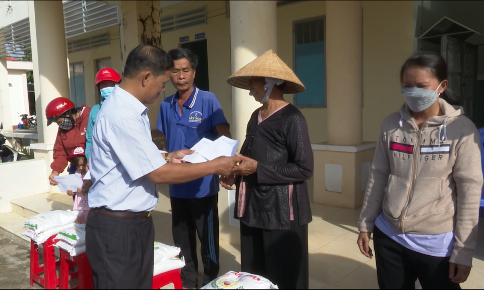 Tân Hưng tặng quà Tết cho 70 hộ dân có hoàn cảnh khó khăn nhân dịp Tết Nguyên đán