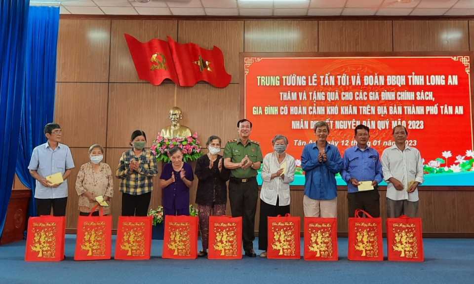 Trung tướng Lê Tấn Tới tặng quà Tết tại thành phố Tân An