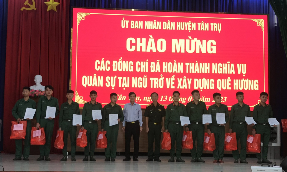 Tân Trụ đón quân nhân xuất ngũ trở về địa phương