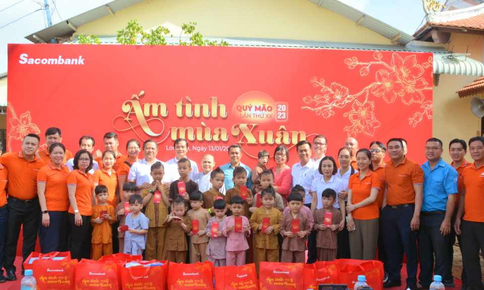 Cần Giuộc tặng quà Tết trẻ em mồ côi mái ấm An Lạc