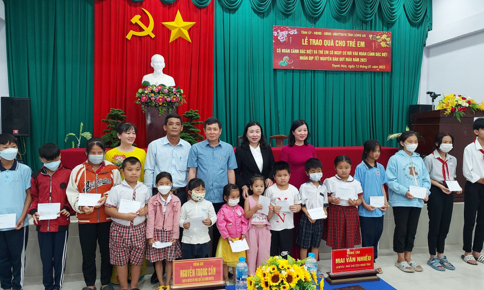 Phó Chủ tịch HĐND tỉnh tặng quà cho học sinh có hoàn cảnh khó khăn huyện Thạnh Hóa