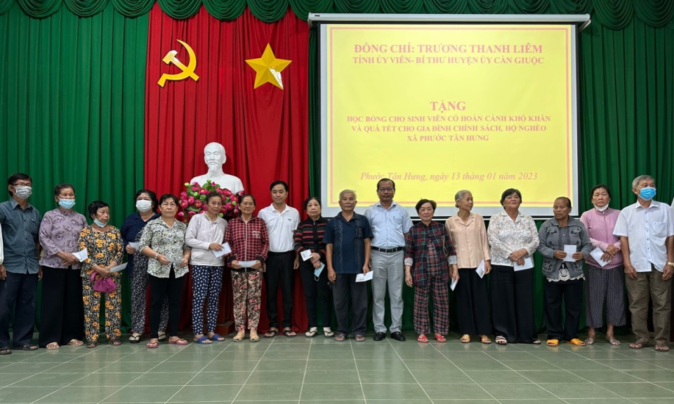 Bí thư Huyện ủy Cần Giuộc tặng quà gia đình chính sách và học bổng sinh viên huyện Châu Thành