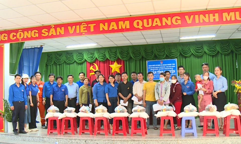 Tặng 100 phần quà cho công nhân có hoàn cảnh khó khăn dịp Tết Nguyên đán