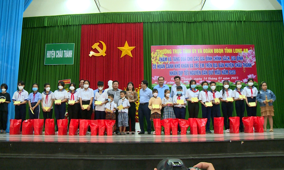 Thăm, tặng quà gia đình chính sách, gia đình và trẻ em có hoàn cảnh khó khăn trên địa bàn huyện Châu Thành 