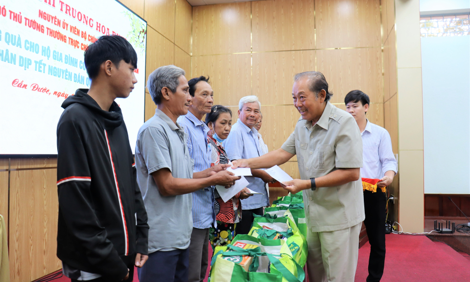 Nguyên Phó Thủ tướng Thường trực Chính phủ Trương Hòa Bình tặng quà Tết tại Cần Đước